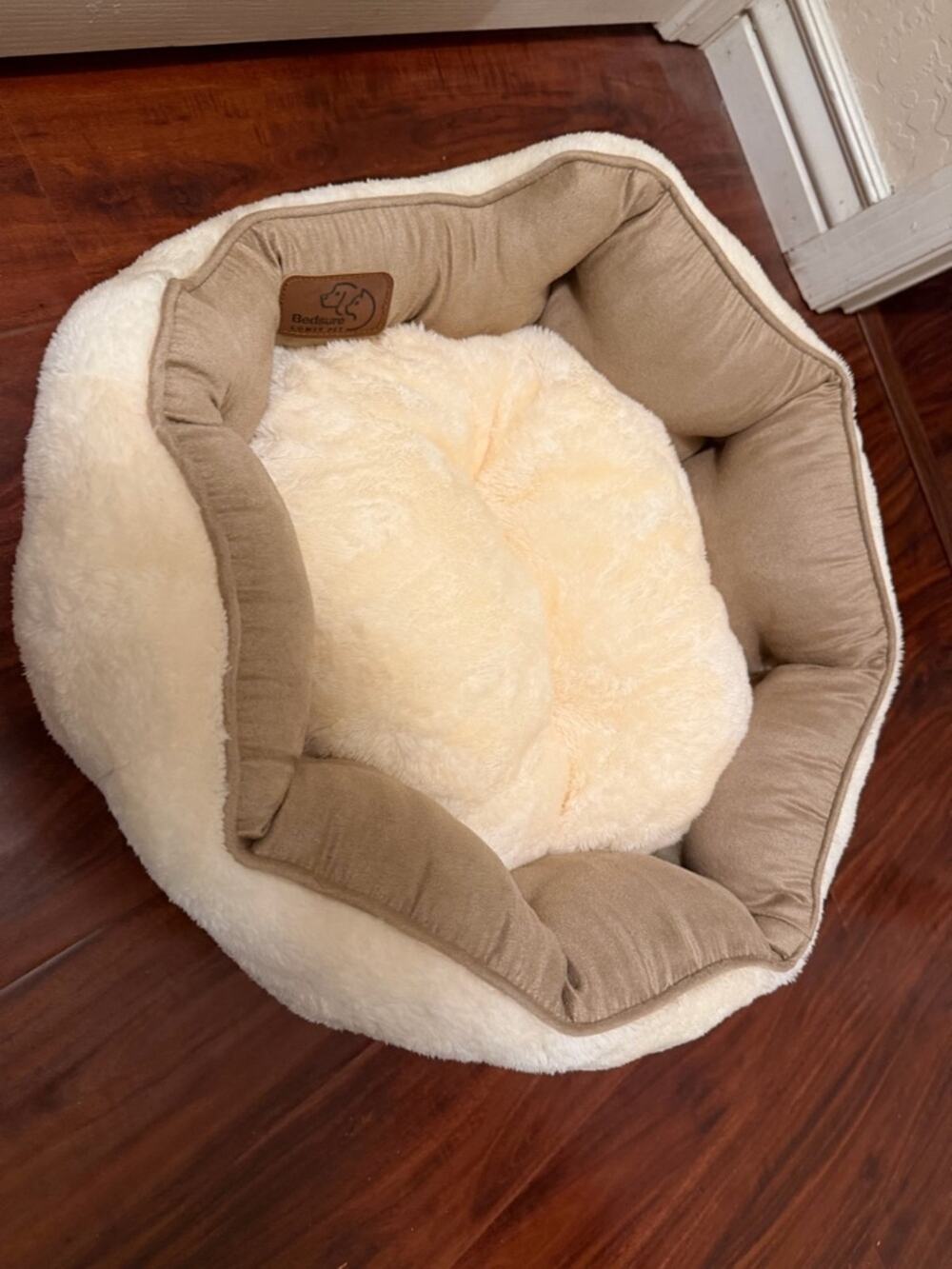 Bedsure cat or small dog bed Like New